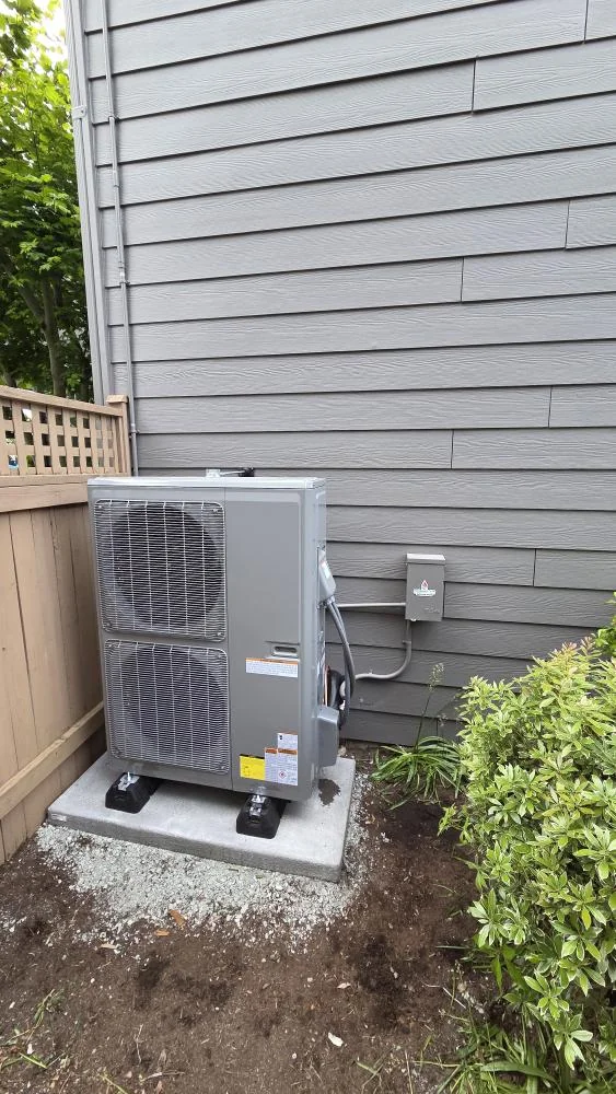 New Trane Resolute outdoor heat pump installed beside the Snoqualmie home.